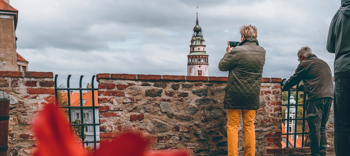 Turisté fotí zámek a město z vyhlídky na 5. nádvoří, zdroj: DMO Český Krumlov Region, z. s., foto: Jaqueline Bremmer @weilfernweh