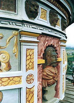Detail vom Tambour des Schlossturmes in Český Krumlov, Rekonstruktion der malerischen Ausschmückung Detail vom Tambour des Schlossturmes in Český Krumlov, Rekonstruktion der malerischen Ausschmückung