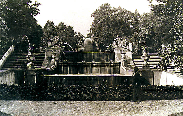 Kaskádová fontána v zámecké zahradě v Českém Krumlově, dobová fotografie, foto Seidel 1922