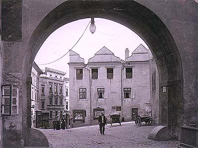 Český Krumlov, Schloss Nr. 46 - Neue Apotheke, Durchsicht unter dem Verbindungsgang, ein historisches Foto, foto:  J.Siedel 