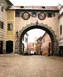 Covered connecting corridor above Latrán Street, section between Castle no.  56 and Latrán no.  50, Minorite monastery, view from the town Český Krumlov, foto: Ladislav Pouzar 