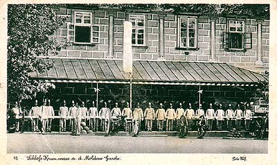 Schwarzenbergische Grenadiere auf dem II. Hof des Schlosses Český Krumlov im Jahre 1929, foto:  Wolf 