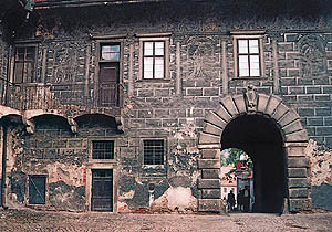 Schloss Český Krumlov, Neue Burggrafschaft, Detail der Westfassade vor der Restaurierung, Foto: Ing. Ladislav Pouzar, 1997 