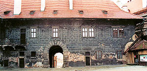 Schloss Český Krumlov, Neue Burggrafschaft, Westfassade, Zustand vor der Restaurierung, Foto: J. a P. Novotný, 1997 