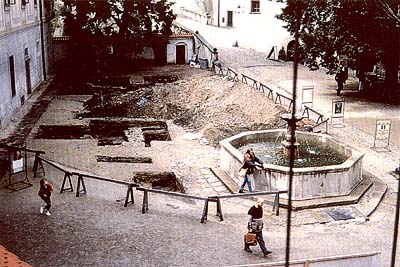 Český Krumlov - hrad, plocha druhého nádvoří během archeologického výzkumu v roce 1995, foto: Michal  Ernée, 1995 