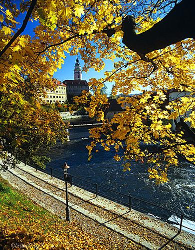 Podzimní promenáda u řeky Vltavy ve městě Český Krumlov