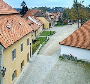 I. Schlosshof des Schlosses Český Krumlov, Ansicht der Objekte Nr. 184 und 195, 2000, Foto: Pavel Slavko 