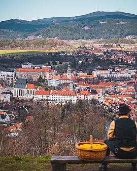 Na Křížovou horu a přes Horní Bránu zpět do centra