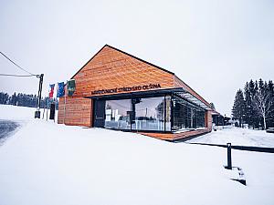 Der winterliche Olšina-Teich und Schlittschuhlaufen in Horní Planá