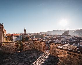 Walks through the castle courtyards and garden