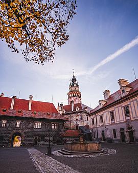 Spaziergang durch die Schlosshöfe und den Garten