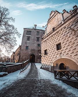 Walks through the castle courtyards and garden