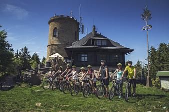 Talfahrt vom Berg Kleť auf Outdoor-Rollern