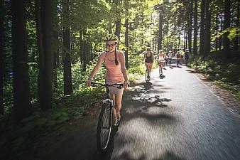 Talfahrt vom Berg Kleť auf Outdoor-Rollern