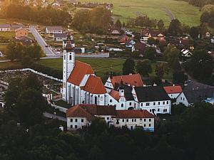 Areal der Wallfahrtskirche in Kájov
