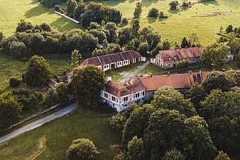 Über die Schlosshöfe zu Vogelburg und Favoritenhof