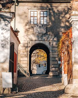 Über die Schlosshöfe zu Vogelburg und Favoritenhof