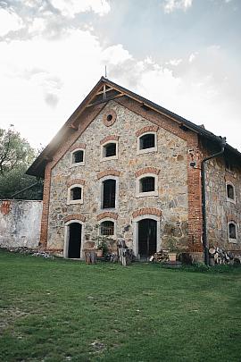 Über die Schlosshöfe zu Vogelburg und Favoritenhof