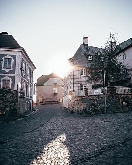 Über die Schlosshöfe zu Vogelburg und Favoritenhof