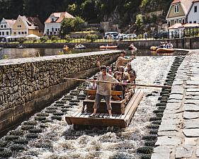 Sightseeing cruises on wooden rafts