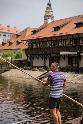 Sightseeing cruises on wooden rafts