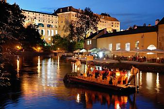 Sightseeing cruises on wooden rafts