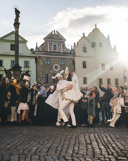 [EN👇] Oslavy masopustu v Krumlově vrcholí! 🎊

Máme za sebou tradiční průvod masek, který pořádají pedagogové a žáci ZUŠ Český Krumlov ve spolupráci s muzikanty, výtvarníky a občany města.🥁 Každý rok vyrábějí několik desítek nových masek, letos mimo jiné na téma Labyrint města. 🎭 Jak se vám líbí? ☺️

Masopustní veselí v Krumlově završí sobotní zabijačkové hody v Masné ulici. 🐷 Start je v 11:00. Více k programu se dočtete na odkazu v biu.☝️
_________
Please read the English text in the comments.

📸 @perzltom 

#ceskykrumlovofficial #ceskykrumlovregion #jiznicechy #ceskykrumlov #krumlov #jihoceskykraj #unesco #uzasnamista #fotimecesko #krasnecesko #uzasnecesko #kudyznudy #svetovecesko #czechrepublic #visitczechrepublic #visitcz #masopust