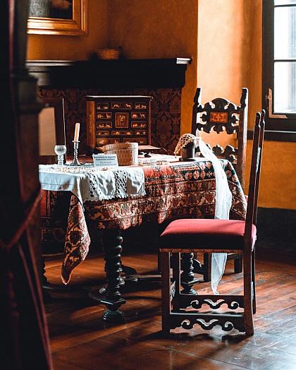[EN👇] #ZamekCeskyKrumlov 🏰 Virtuální prohlídku krumlovského zámku začínáme rovnou v ložnici! 🛏 Ta je součástí renesančních prostor, které připomínají doby, kdy na zámku vládli Rožmberkové. 🌺 Úpravy této původně gotické části hradu spadají do 16. století a souvisely s přípravou třetího sňatku Viléma z Rožmberku s Annou Marií Bádenskou (1578). 

👀 Nahlédnout necháváme i do gotické kaple sv. Kateřiny, kde je k vidění dřevěný oltář z roku 1524. 🙏 Jako svatební dar jej dostal právě zmíněný Vilém z Rožmberku.

Renesanční apartmány i kaple jsou součástí 1. prohlídkového okruhu zámku a k vidění jsou od 1. dubna do 30. října.

Za umožnění focení děkujeme správě Státního hradu a zámku Český Krumlov, Národní památkový ústav @npu.cz a Národní památkový ústav, ÚOP v Českých Budějovicích.
_________
Please read the English text in the comments.

📸 @weilfernweh & @krasyjiznichcech 

#ceskykrumlovofficial #ceskykrumlovregion #jiznicechy #ceskykrumlov #krumlov #jihoceskykraj #unesco #uzasnamista #fotimecesko #krasnecesko #uzasnecesko #kudyznudy #svetovecesko #czechrepublic #visitczechrepublic #visitcz #architektura #historie #zamek #hrad