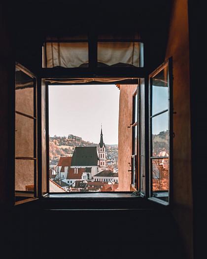[EN👇] #ZamekCeskyKrumlov 🏰 Pokračujeme v prohlídce soukromých komnat Viléma z Rožmberka. ⚜️👇

Procházíme jídelnou do pokojů, které si dodnes zachovaly svůj původní vzhled. Pozoruhodný tu je malovaný kazetový strop s heraldickým motivem pětilisté růže a také nástěnné malby, které vznikly kolem roku 1577 a jejichž autorem je Gabriel de Blonde. 👨‍🎨

Co vás tady zaujalo nejvíc - harmonicky působící prostor anebo precizní detaily? 👀Plně prozkoumat tyto renesanční apartmány můžete v rámci 1. prohlídkového okruhu českokrumlovského zámku od 1. dubna do 30. října.

Za umožnění focení děkujeme správě Státního hradu a zámku Český Krumlov, Národnímu památkovému ústavu @npu.cz a Národnímu památkovému ústavu, ÚOP v Českých Budějovicích.
_________
Please read the English text in the comments.

📸 @weilfernweh

#ceskykrumlovofficial #ceskykrumlovregion #jiznicechy #ceskykrumlov #krumlov #jihoceskykraj #unesco #uzasnamista #fotimecesko #krasnecesko #uzasnecesko #kudyznudy #svetovecesko #czechrepublic #visitczechrepublic #visitcz #architektura #historie #zamek #hrad