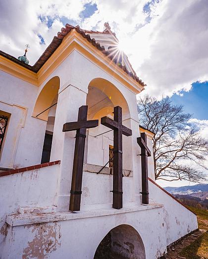 [EN👇] Už jste letos byli na Křižáku? ⛪️

Od letošního února vám část výšlapu na vrchol Křížové hory usnadní nově vydlážděná cesta, což se teď při jarních deštících může hodit. 🌧

Poutní areál s kaplí kaple Panny Marie Bolestné můžete navštívit každý den od 10h do 16h. 🙏

Mrkněte i na další tipy, co v březnu podniknout v Krumlově, do bia 👉 @ceskykrumlovofficial
_________
Please read the English text in the comments.

#ceskykrumlovofficial #ceskykrumlovregion #jiznicechy #ceskykrumlov #krumlov #jihoceskykraj #unesco #uzasnamista #fotimecesko #krasnecesko #uzasnecesko #kudyznudy #svetovecesko #czechrepublic #visitczechia #visitcz #krizovahora #kamnavylet