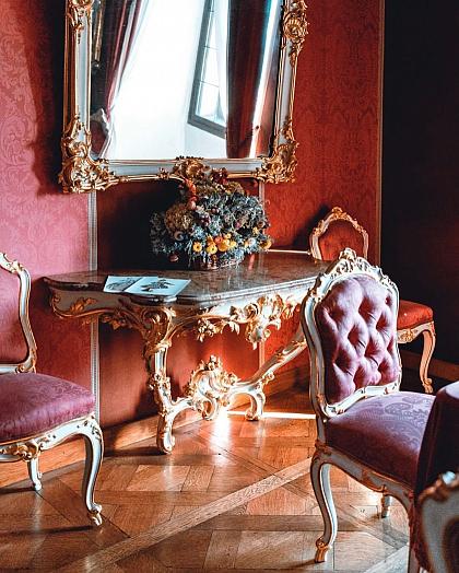 [EN👇] #ZamekCeskyKrumlov 🏰 Při návštěvě barokních apartmánů se přeneseme do dob Schwarzenberků, kterým krumlovské panství patřilo od roku 1719. 

Apartmány se nacházejí v prvním patře tzv. Horního hradu, který obklopuje 3. a 4. nádvoří. Jejich dnešní vybavení odpovídá z velké části původnímu stavu a vychází z inventárních soupisů 18. století. ⚜️ 

Do apartmá se vcházelo pokojem nazývaným Antecamera. Následovala barokní jídelna, která svou úpravou splňovala dobové nároky na okázalou reprezentaci. 🦚 Sousední Baldachýnový salon byl pak určen k neformálním návštěvám a společenské konverzaci.

Barokní apartmány jsou součástí 1. prohlídkového okruhu zámku, který je k vidění od 1. dubna do 30. října. 👀

Za umožnění focení děkujeme Státnímu hradu a zámku Český Krumlov, Národnímu památkovému ústavu @npu.cz a Národnímu památkovému ústavu, ÚOP v Českých Budějovicích.
_________
Please read the English text in the comments.

📸 @weilfernweh @krasyjiznichcech 

#ceskykrumlovofficial #ceskykrumlovregion #jiznicechy #ceskykrumlov #krumlov #jihoceskykraj #unesco #uzasnamista #fotimecesko #krasnecesko #uzasnecesko #kudyznudy #svetovecesko #czechrepublic #visitczechia #visitcz #architektura #historie #zamek #hrad