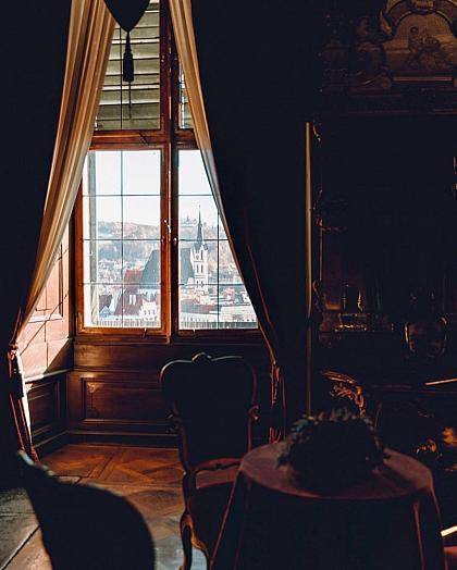 [EN👇] #ZamekCeskyKrumlov 🏰 Dnes se ještě zdržíme v barokním schwarzenberském apartmá a nahlédneme do ložnice a orientálního kabinetu. 👀

Ložnice tenkrát nebývala místem výlučně soukromým, a proto má její zařízení i reprezentační a pracovní charakter. Postel opatřená baldachýnem s nebesy, kachlová kamna, zrcadla, nábytek a ostatní doplňky mají typické znaky uměleckého řemesla vrcholného baroka.

K ložnici náležící orientální kabinet upoutá malbou, která vzbuzuje dokonalou iluzi dlaždiček. Podle vzoru delftských fajánsových obkladaček ji v roce 1755 vyhotovil malíř František Jakub Prokyš.

Barokní apartmány jsou součástí 1. prohlídkového okruhu zámku, který je k vidění od 1. dubna do 30. října. 🗓️

Za umožnění focení děkujeme Státnímu hradu a zámku Český Krumlov, Národnímu památkovému ústavu @npu.cz a Národnímu památkovému ústavu, ÚOP v Českých Budějovicích.
_________
Please read the English text in the comments.

📸 @weilfernweh

#ceskykrumlovofficial #ceskykrumlovregion #jiznicechy #ceskykrumlov #krumlov #jihoceskykraj #unesco #uzasnamista #fotimecesko #krasnecesko #uzasnecesko #kudyznudy #svetovecesko #czechrepublic #visitczechrepublic #visitcz #architektura #historie #zamek #hrad