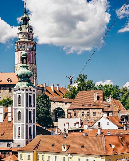 [EN👇] Highline Festival už brzy! 😍

Pokud chcete vidět novodobé provazochodce, mladé muže a ženy na „lajnách“, pružných popruzích napnutých vysoko nad střechami domů, zavítejte mezi 21. - 25. 6. do Českého Krumlova! 🙌

Nad historickým centrem města bude instalováno několik výškových lajn, kterými se propojí mimo jiné zámek, Regionální muzeum, ZUŠ či Městské divadlo. 👀

Více informací o programu přineseme už brzy!
_________
Please read the English text in the comments.
 
#ceskykrumlovofficial #ceskykrumlovregion #jiznicechy #ceskykrumlov #krumlov #jihoceskykraj #unesco #uzasnamista #fotimecesko #krasnecesko #uzasnecesko #kudyznudy #svetovecesko #ceskarepublika #czechrepublic #visitczechia #visitcz #highlinefestival #highline #slackline #slackshow