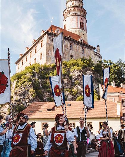 ❗️ Soutěž o rodinné vstupenky na Slavnosti pětilisté růže! 🌺

Historické slavnosti v centru Krumlova vypuknou už 16. června a vy si u nás můžete vysoutěžit vstupenku pro celou rodinu! 👨‍👩‍👧‍👦 Přesněji pro 2 dospělé a až 3 děti (do 15 let). Jak na to?

💛 Dejte lajk tomuto příspěvku
👀 Sledujte účet @ceskykrumlovofficial
✍️ Napište do komentáře, na co se na slavnostech těšíte nejvíc a s kým byste na ně rádi vyrazili

Potřebujete inspiraci? 👉 Více o slavnostech najdete v našich minulých postech a na odkazu v biu! 🔗

V pondělí 12. 6. ve 12:00 ukončíme soutěž a vylosujeme 2 komentáře, jejichž autoři získají po jedné rodinné vstupence. Hodně štěstí!

Podmínky soutěže: bit.ly/Soutezni-podminky-Cesky-Krumlov-Tourism

#slavnostipetilisteruze #festival #soutez #ceskykrumlovofficial #ceskykrumlovregion #jiznicechy #ceskykrumlov #krumlov #jihoceskykraj #unesco #uzasnamista #fotimecesko #krasnecesko #uzasnecesko #kudyznudy #svetovecesko #ceskarepublika #czechrepublic #visitczechrepublic #visitcz