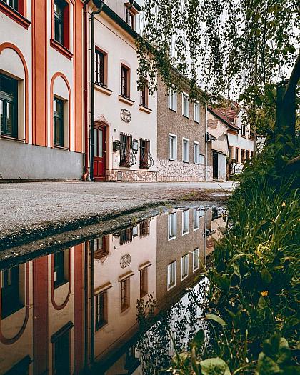 Uhádnete, ve které ulici právě v Krumlově skáčeme přes kaluže? 😉💦

📸 @weilfernweh

#ceskykrumlovofficial #ceskykrumlovregion #jiznicechy #ceskykrumlov #krumlov #jihoceskykraj #unesco #uzasnamista #fotimecesko #krasnecesko #uzasnecesko #kudyznudy #svetovecesko #ceskarepublika #czechrepublic #visitczechrepublic #visitcz