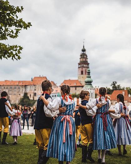 Poslední zářijový víkend nás v Českém Krumlově jako obvykle čekají Svatováclavské slavnosti! 🎉
 
Těšit se můžete na gastronomické zážitky, jarmark, folklórní soubory, živou hudbu a spoustu dalších kulturních či rodinných programů. 💃🏻
 
Rezervujte si v kalendáři termín 28. 9. - 1. 10. a oslavte v Krumlově přicházející podzim! 🍁
 
Podrobný program najdete na webu (odkaz v biu 🔗).

#ceskykrumlovofficial #ceskykrumlovregion #jiznicechy #ceskykrumlov #krumlov #jihoceskykraj #unesco #uzasnamista #fotimecesko #krasnecesko #uzasnecesko #kudyznudy #svetovecesko #ceskarepublika #czechrepublic #visitczechrepublic #visitcz #svatovaclavskeslavnosti #stwenceslas #svatyvaclav #festival #celebrations #slavnosti