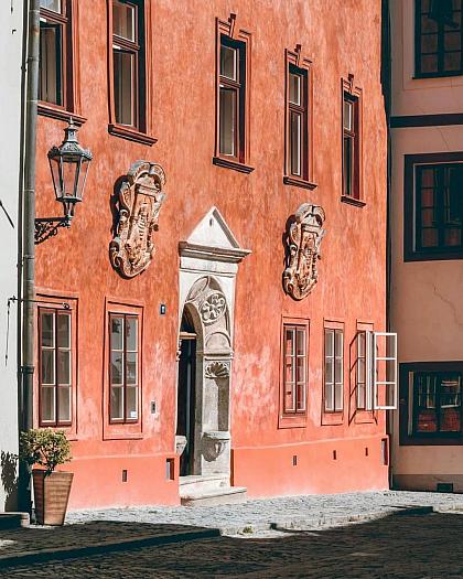 Krumlovské fragmenty. Taky je tak rádi fotíte? 😊

📸 1) @krasyjiznichcech 2) @weilfernweh

#ceskykrumlovofficial #ceskykrumlovregion #jiznicechy #ceskykrumlov #krumlov #jihoceskykraj #unesco #uzasnamista #fotimecesko #krasnecesko #uzasnecesko #kudyznudy #svetovecesko #ceskarepublika #czechrepublic #visitczechrepublic #visitcz