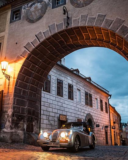 Jaký každým rokem touto dobou přivítá Krumlov stroje, které psaly automobilovou historii! 🏁

V pátek 8. září ve večerních hodinách je potkáte v ulicích města a na náměstí v rámci 14. ročníku rallye South Bohemia Classic. 🚗 Nejstarším vozem mezi 150 posádkami na trati by mělo být MG C-Type z roku 1931, které na jih Čech přiveze Curtis Liposcak z USA. Dorazíte i vy? 😊

ℹ️ Veteráni začnou do města přijíždět po 19:30 ve směru od Chvalšin, u krumlovského pivovaru je u Lahvárny čeká průjezdní kontrola a přes Latrán se potom dostanou až na náměstí Svornosti, kde bude moderovaná zóna. Během několikaminutové zastávky a slavnostního cíle první etapy rallye se tu návštěvníci dozvědí zajímavosti nejen o posádkách, ale zejména o jejich autech. 😉

#ceskykrumlovofficial #ceskykrumlovregion #jiznicechy #ceskykrumlov #krumlov #jihoceskykraj #unesco #uzasnamista #fotimecesko #krasnecesko #uzasnecesko #kudyznudy #svetovecesko #ceskarepublika #czechrepublic #visitczechrepublic #visitcz #southbohemiaclassic #rallye