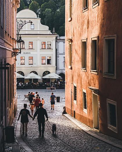 V Krumlově se stále něco děje! 💃🏻 O nadcházejícím víkendu nás čeká Festival barokních umění, za dva týdny město oživí Svatováclavské slavnosti a o týden později – na začátku října – startuje Festival vína Český Krumlov. 🎊

Začátek podzimu tedy bude pěkně nabitý. 🥳 Podrobnosti o akcích najdete jako vždy v odkazech v biu @ceskykrumlovofficial! 🔗

#ceskykrumlovofficial #ceskykrumlovregion #jiznicechy #ceskykrumlov #krumlov #jihoceskykraj #unesco #uzasnamista #fotimecesko #krasnecesko #uzasnecesko #kudyznudy #svetovecesko #ceskarepublika #czechrepublic #visitczechrepublic #visitcz #festival #slavnosti @festivalvina_ck @sdruzeni_cr_ck