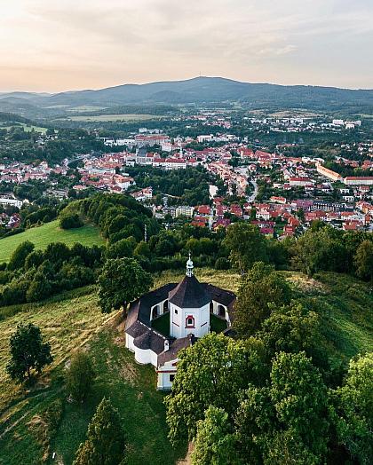 Křižák nikdy nezklame! 😍 Obzvlášť takhle v pozdním létě je večerní procházka zkrátka kouzelná. 🧚

📸 @krasyjiznichcech

#ceskykrumlovofficial #ceskykrumlovregion #jiznicechy #ceskykrumlov #krumlov #jihoceskykraj #unesco #uzasnamista #fotimecesko #krasnecesko #uzasnecesko #kudyznudy #svetovecesko #ceskarepublika #czechrepublic #visitczechrepublic #visitcz #krizovahora #kamnavylet