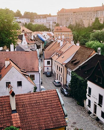 Krumlovské střechy v podvečerním slunci by člověk mohl fotit donekonečna… Nemyslíte? 😍

#ceskykrumlovofficial #ceskykrumlovregion #jiznicechy #ceskykrumlov #krumlov #jihoceskykraj #unesco #uzasnamista #fotimecesko #krasnecesko #uzasnecesko #kudyznudy #svetovecesko #ceskarepublika #czechrepublic #visitczechrepublic #visitcz