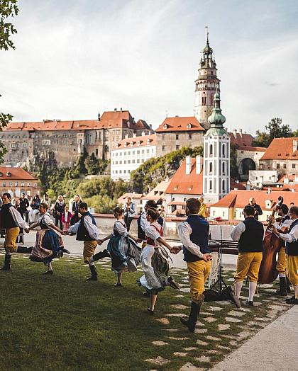 Svatováclavky se blíží! 🤩 Je libo folk či folklór, pivo nebo víno, řemeslný jarmark nebo večerní prohlídku města? ✨ Postaráno bude také o pestrý program pro děti a dosyta si užijete i podzimní kulinářské lahůdky. 👌

Celý program Svatováclavských slavností od čtvrtek 28. září do neděle 1. října najdete na odkazu v biu @ceskykrumlovofficial. 😊

#ceskykrumlovofficial #ceskykrumlovregion #jiznicechy #ceskykrumlov #krumlov #jihoceskykraj #unesco #uzasnamista #fotimecesko #krasnecesko #uzasnecesko #kudyznudy #svetovecesko #ceskarepublika #czechrepublic #visitczechrepublic #visitcz #svatovaclavskeslavnosti #svatyvaclav #festival #slavnosti