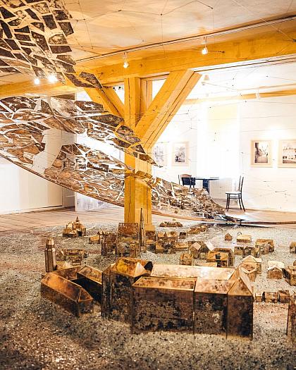#CoVidetVKrumlove 👉 Egon Schiele Art Centrum 💥 Tato galerie mezinárodního významu letos slaví 30 let a k tomu v pátek a v sobotu 3.–4. 11. 2023 naděluje vstup na všechny výstavy za 30 Kč ❗️

Co zde aktuálně můžete vidět? 👀

➡️ Egon Schiele: Základním pilířem muzea je stálá expozici o životě a tvorbě rakouského expresionisty Egona Schieleho.

➡️ 30 let ESAC: Výstava velkoformátových plakátů k téměř všem výstavám, které za 30 let v ESAC proběhly.

➡️ Tets Ohnari: V muzeu uvidíte dvě výjimečné instalace, které zde japonský umělec vytvořil během svého tvůrčího pobytu v Krumlově.

➡️ Janz Franz: Jedna z aktuálních výstav je přehlídka tvorby rakouského malíře Janze Franze (1946–2017), který se netajil tím, že byl Schiele jeho vzorem číslo jedna.

➡️ Ivana Lomová: Další z aktuálních výstav představuje tvorbu české výtvarnice Ivany Lomové (*1959), jejíž realistické obrazy nezapřou fakt, že autorka je původní profesí architektka.

Otevřeno je do konce roku denně kromě pondělí od 10:00 do 18:00.

#ceskykrumlovofficial #ceskykrumlovregion #jiznicechy #ceskykrumlov #krumlov #jihoceskykraj #unesco #uzasnamista #fotimecesko #krasnecesko #uzasnecesko #kudyznudy #svetovecesko #ceskarepublika #czechrepublic #visitczechrepublic #visitcz #egonschieleartcentrum
