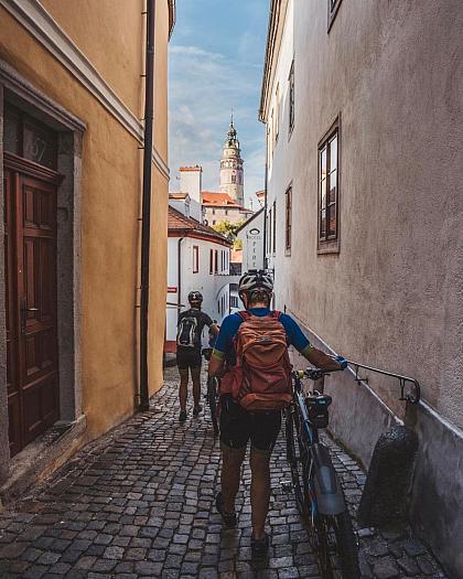 #NaKoleDoOkoli 🚴🏻‍♀️ Tentokrát 38 km po méně známých místech Českokrumlovska 👇

1️⃣ Z Krumlova vystoupáte přes Slupenec do Práčova a vydáte se po horizontu s krásnými výhledy směrem na Zátoň. 🌿 Při sjezdu do Zátoně buďte opatrní, klesání je místy prudké.

2️⃣ Pak budete po cyklostezce stoupat podél potoka do Světlíka, cestou je možné zajet si cca 1,5 km ke kostelíku ve Svérazu. 

3️⃣ Ze Světlíka pojedete po modré turistické značce na Slavkov se zastávkou u zříceniny tvrze Pasovary. 🏰 Zřícenina gotické tvrze ze 14. století stojí v místech zaniklé obce Pasovary. Za pozornost stojí dvoupatrová hranolovitá věž s několika zachovalými kamenickými prvky či sklepy gotického a renesančního paláce.

4️⃣ Závěrečná část cyklotrasy pak vede přes Kaliště do Větřní. Za Větřním pokračujte doprava přes most a dále podél řeky až do centra Krumlova.

Celý výlet včetně 38 km trasy na Mapy.cz najdete na odkazu v biu 👉 „Na kole do okolí Krumlova“ (nebo si uložte odkaz: bit.ly/tipy-na-cyklovylety).😊

#ceskykrumlovofficial #ceskykrumlovregion #jiznicechy #ceskykrumlov #krumlov #jihoceskykraj #unesco #uzasnamista #fotimecesko #krasnecesko #uzasnecesko #kudyznudy #svetovecesko #ceskarepublika #czechrepublic #visitczechrepublic #visitcz #kamnavylet #nakole