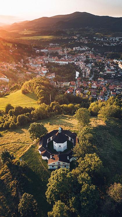 🍂 Podzim na Křížové hoře, poutním místě s krásným výhledem na Český Krumlov. 🧡

Znáte Křižák? Z centra Krumlova až na vrchol je to hezká, asi 2 km procházka. 😊

#ceskykrumlovofficial #ceskykrumlovregion #jiznicechy #ceskykrumlov #krumlov #jihoceskykraj #unesco #uzasnamista #fotimecesko #krasnecesko #uzasnecesko #kudyznudy #svetovecesko #ceskarepublika #czechrepublic #visitczechrepublic #visitcz #kamnavylet #krizovahora