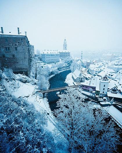 A je bílo! ❄️☃️

Letos v rekordním čase přišla první pořádná sněhová nadílka. 🌨️ Jako na zavolanou na začátek adventu, který zahájíme v neděli rozsvěcením stromu na náměstí Svornosti. 😊🎄

📸 @krasyjiznichcech 

#ceskykrumlovofficial #ceskykrumlovregion #jiznicechy #ceskykrumlov #krumlov #jihoceskykraj #unesco #uzasnamista #fotimecesko #krasnecesko #uzasnecesko #kudyznudy #svetovecesko #ceskarepublika #czechrepublic #visitczechrepublic #visitcz