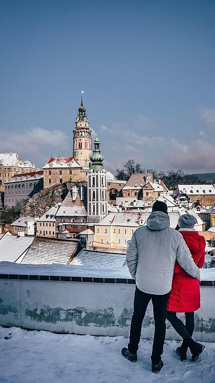 🇨🇿 Zimní pohádka v Českém Krumlově ❄️🤍

Přijedete se taky pokochat tou nádherou? 😊 Vánoční trh na náměstí poběží celý prosinec a k tomu bude spoustu dalšího… 🎄Celý program najdete na odkazu v biu 👉 @ceskykrumlovofficial
_______

🇬🇧 Winter fairy tale in Český Krumlov ❄️☃️
.
Will you come to enjoy the splendour? 😊 The Christmas market on the square will run during the whole December and there will be a lot more... 🎄Find the full programme in our bio 👉 @ceskykrumlovofficial

#ceskykrumlovofficial #ceskykrumlovregion #jiznicechy #ceskykrumlov #krumlov #jihoceskykraj #unesco #uzasnamista #fotimecesko #krasnecesko #uzasnecesko #kudyznudy #svetovecesko #ceskarepublika #czechrepublic #visitczechrepublic #visitcz #southbohemia #visitjiznicechy #southbohemian #heritage #visitsouthbohemia #czechrepublic #winterwonderland #winterfairytale